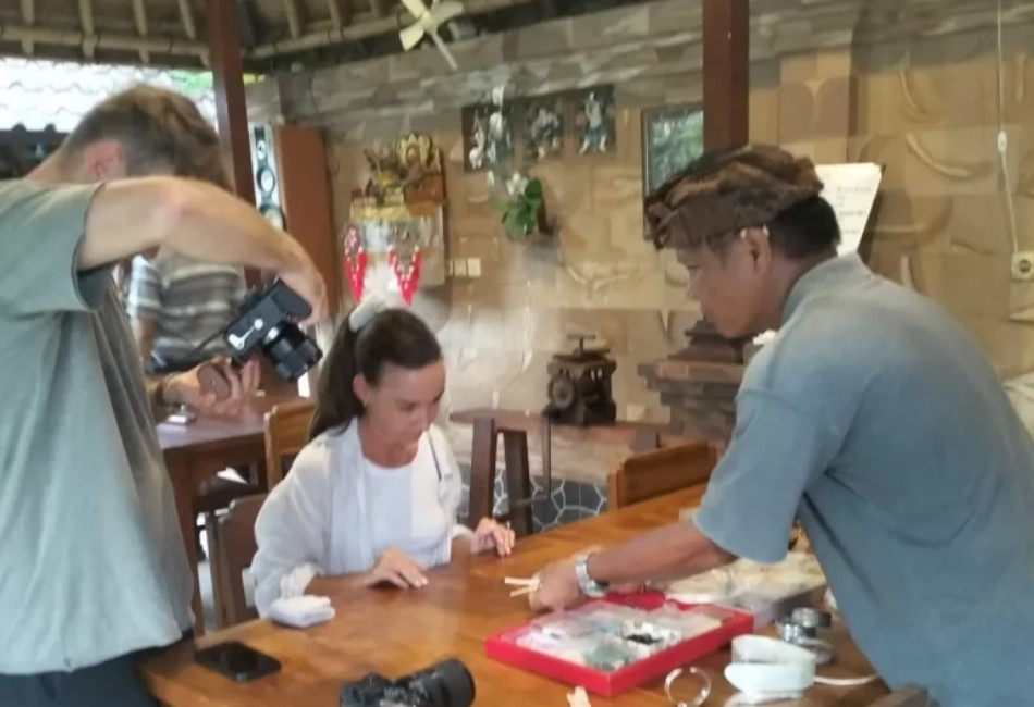 Local craft workshop experience during a tailor-made Indonesia tour