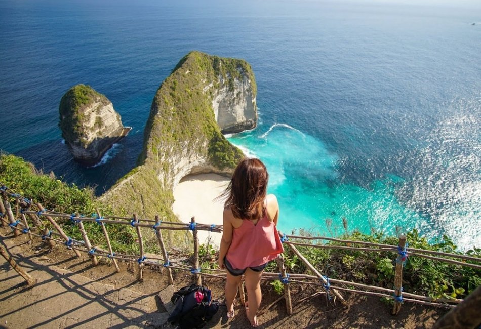 Kelingking Beach cliff viewpoint on a Nusa Penida luxury tour