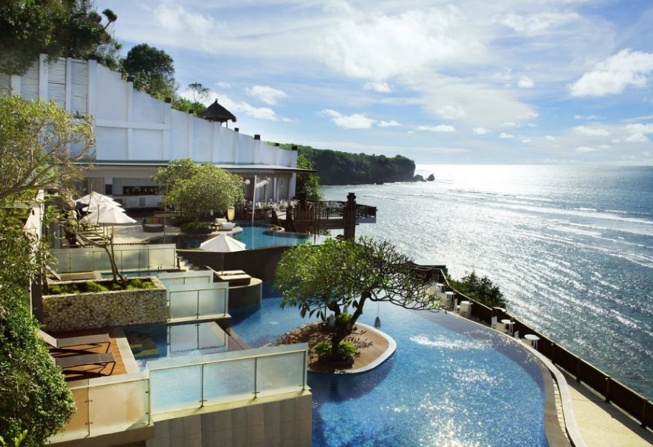 Luxury oceanfront resort pool in Bali for a relaxing guided trip
