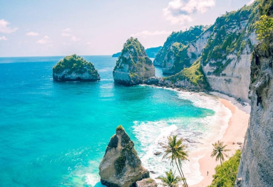Nusa Penida beach cliffs and turquoise water on a Bali island tour