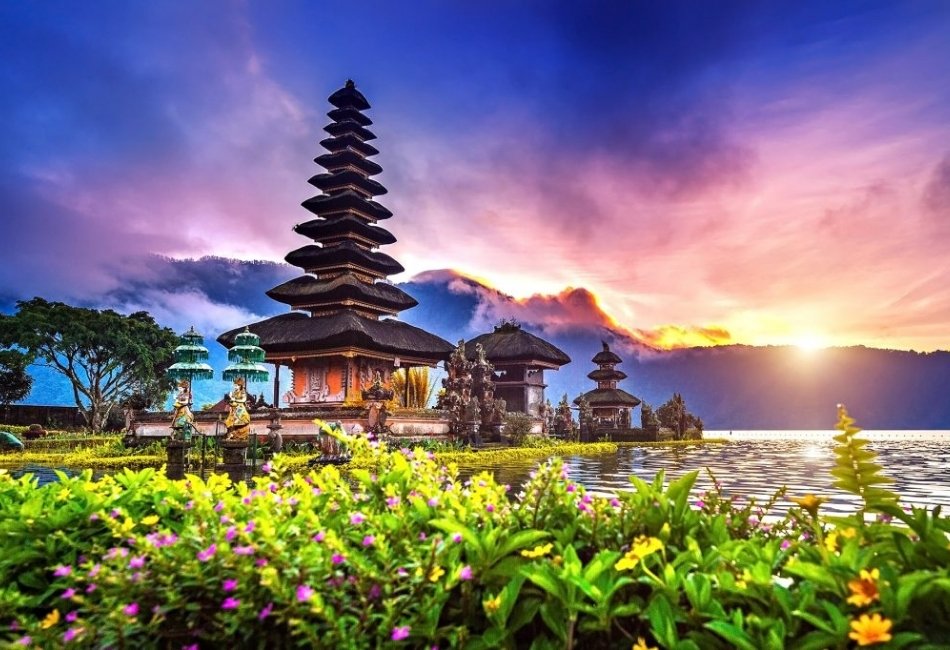 Ulun Danu Beratan Temple at sunset on a Bali tour itinerary