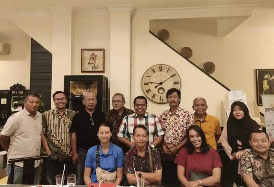Indonesia luxury travel agency team creating bespoke holiday itineraries