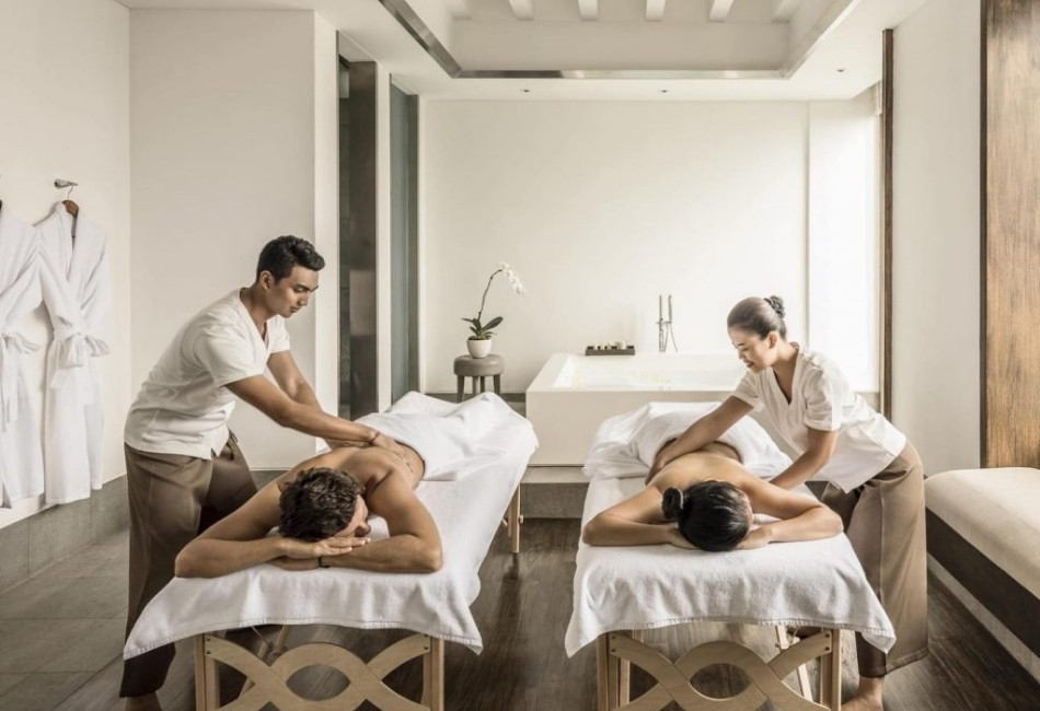 Luxury spa massage treatment for a relaxing women’s tour in Indonesia