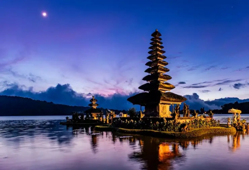Ulun Danu Beratan Temple at sunset on a luxury Bali travel itinerary