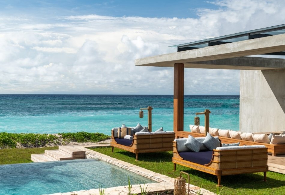 Luxury oceanfront pool and lounge overlooking the sea in Indonesia
