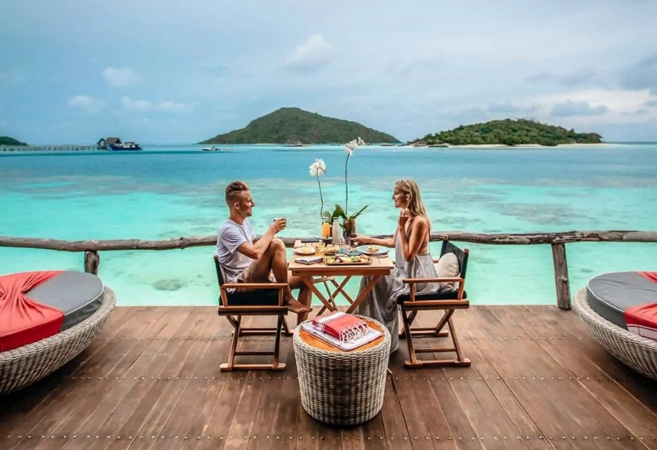 Private destination dining at Bawah Reserve for deluxe travel arrangements in Indonesia (1)