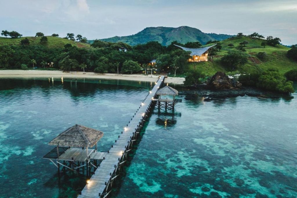 Clear blue sea in Seraya Island