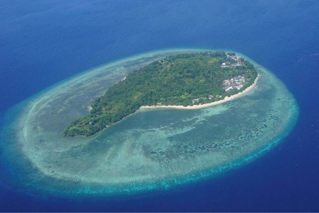 Panoramic sea views of Siladen Island