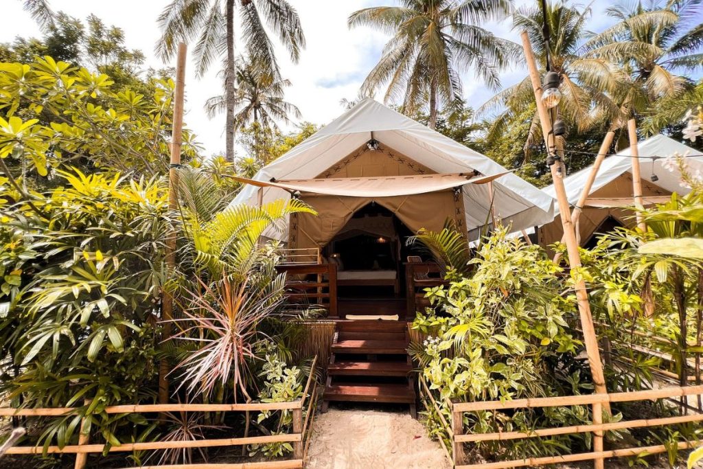 La Cocoteraie Ecolodge surrounded by coconut trees